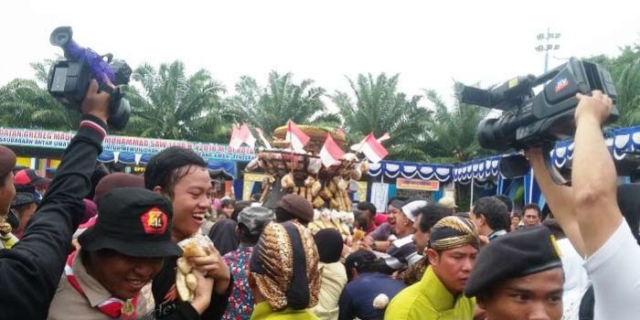 Gunungan yang diperebutkan warga Madiun yang dipercaya mendatangkan keselamatan dan berkah.