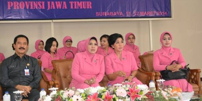 Kadiskop Jatim RB Fattah Jasin bersama Ibu Wakapolda Jatim, Selasa (11/3/2014).foto:yuli eksanti/BANGSA ONLINE