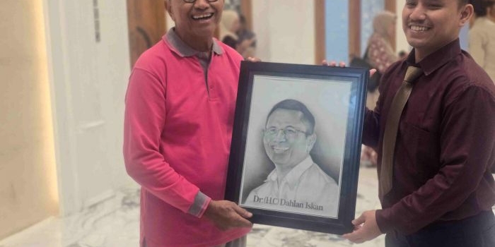 Dahlan Iskan saat menerima cindera mata dari Gus Ilyas seusai acara acara Inspirasi Nasional yang digelar Madrasah Bertaraf Internasional (MBI) Pondok Pesantren Amanatul Ummah di Masjid Raya KH Abdul Chalim Pacet Mojokerto Jawa Timur, Selasa (12/5/2026). Foto: MMA/bangsaonline
