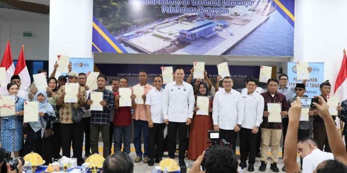 menko-ahy-dan-wamen-atrbpn-serahkan-160-sertifikat-tanah-di-sulteng