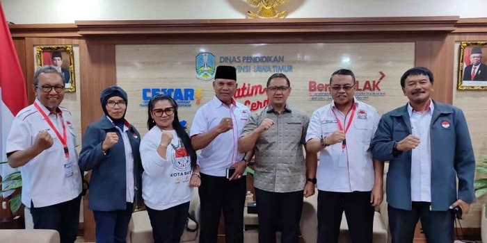 Ketua Pergatsi Jatim, Aries Agung Paewai, bersama pengurus Pergatsi Kota Batu.