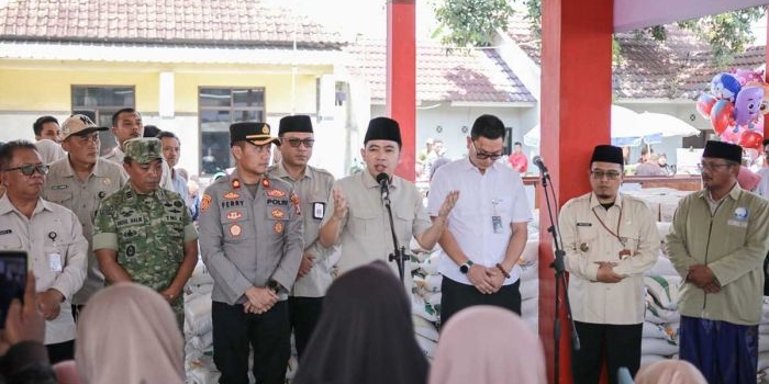Bupati Jember saat memberi sambutan ketika distribusi bantuan beras di kawasan Mangli.