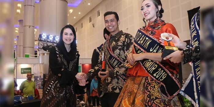 Arumi Bachsin saat menghadiri Pemilihan Duta Batik Jawa Timur 2019 di Grand City, Surabaya. foto: ist