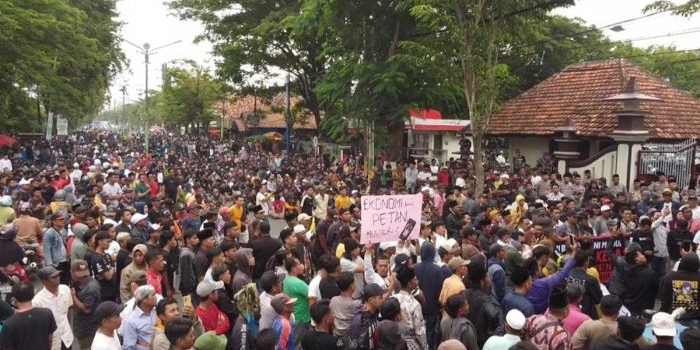 ribuan-petani-dan-buruh-tembakau-di-pamekasan-gelar-aksi-damai