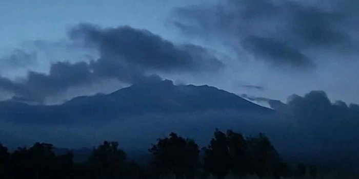erupsi-gunung-raung-kolom-abu-capai-750-meter