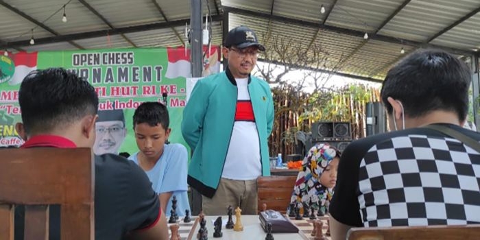 Sudiono Fauzan saat melihat salah satu gadis cilik bertanding melawan pria dewasa.