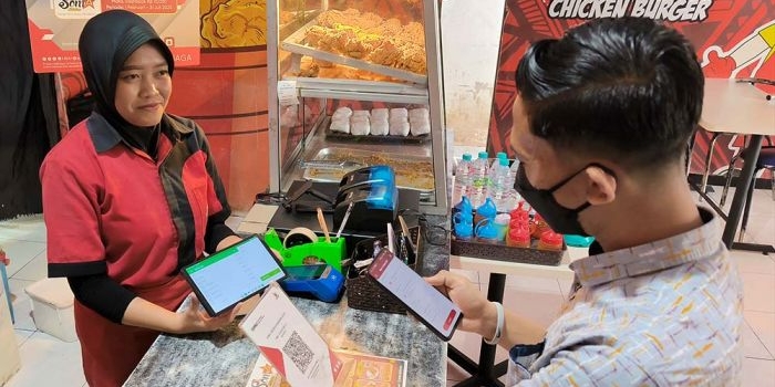 Kini warga Tulungagung semakin terbiasa bertransaksi digital. Tampak pelanggan sedang melakukan pembayaran belanja dengan aplikasi OCTO Pay melalui QRIS CIMB Niaga di gerai Soma Chicken, Karangrejo, Tulungagung, Jawa Timur, Kamis (21/8/2025).