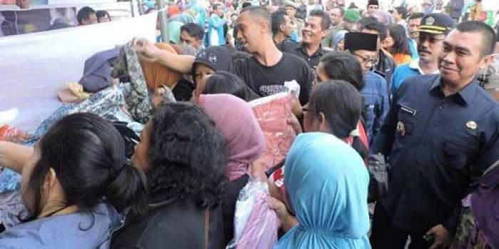 Wali Kota Malang Anton saat sidak di pasar Ramadan. Foto: iwan irawan/BANGSAONLINE