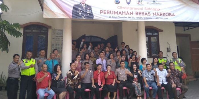 Umat Kristen Gereja Pantekosta foto bersama Kabagsumda Polresta Sidoarjo Kompol Edi Santoso dan Kasat Binmas Kompol Sarwo.