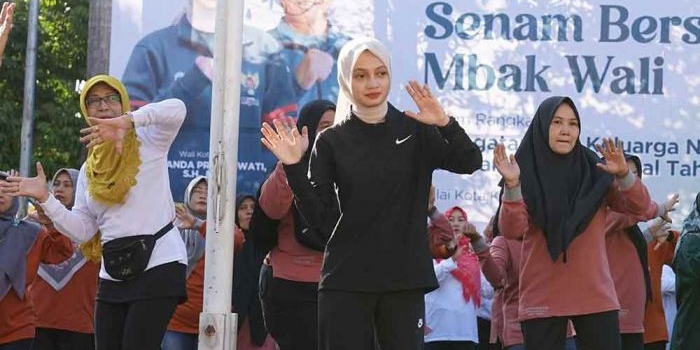 peringati-harganas-dan-han-2025-wali-kota-kediri-gelar-senam-bersama-di-halaman-balai-kota