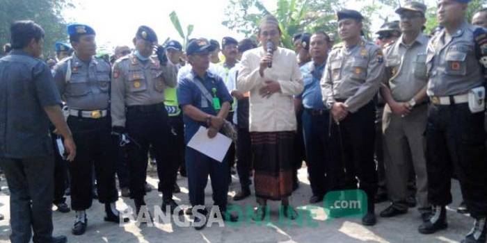 Kapolres Jombang, AKBP Agung Marlianto (tiga dari kiri) saat memimpin pengamanan eksekusi di Desa Watudakon, Kecamatan Kesamben. (ft: romza/BANGSAONLINE)