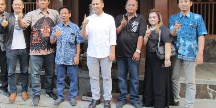 Emil saat foto bersama mantan Wali Kota Malang yang juga mantan politisi PDI Perjuangan, Peni Suparto.
