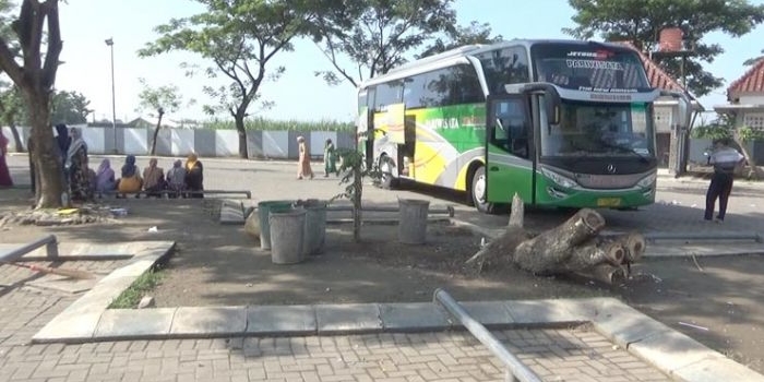  Rombongan Peziarah dari Pekalongan, Jawa Tengah, yang hendak ke makam Gus Dur.