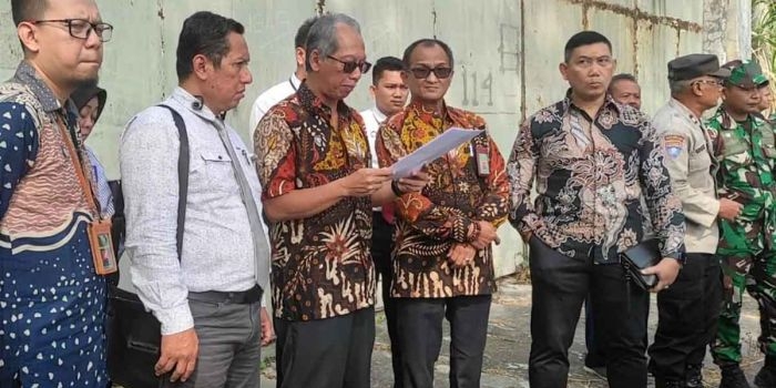 Panitera PN Kota Kediri, Tri Indroyono, saat membacakan putusan terkait eksekusi. Foto: Ist