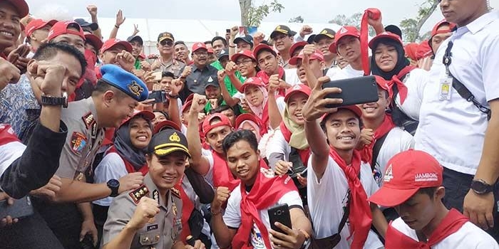 Gubernur Jatim Pakde Karwo bersama Kapolda Jatim foto bersama para peserta Jambore Kebangsaan.