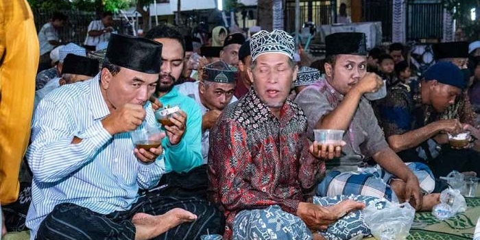 hadiri-sanggring-kolak-ayam-ke-501-wabup-gresik-apresiasi-warga-gumeno-jaga-tradisi-sunan-dalem