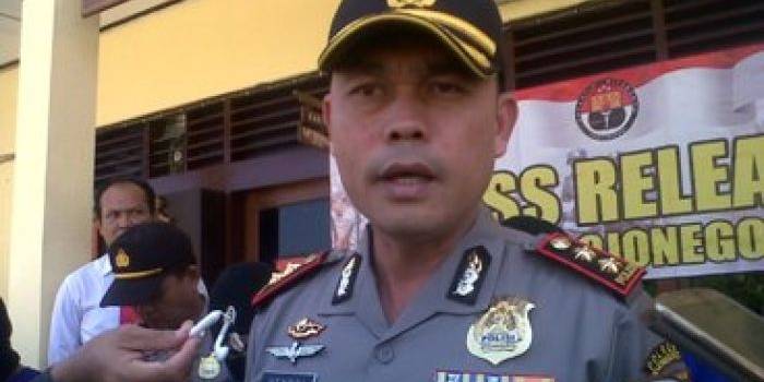 BURU. Kapolres Bojonegoro, AKBP Hendri Fiuser mengaku sedang memburu dua pelaku pemilik usaha tambang pasir mekanik di Sungai Bengawan Solo. Foto: Eky Nurhadi/BANGSAONLINE