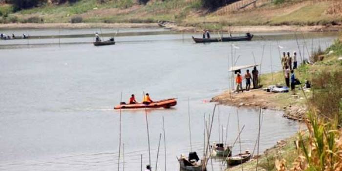 Petugas gabungan saat menyisir sungai Bengawan Solo guna mencari korban. foto: eky nurhadi/BANGSAONLINE