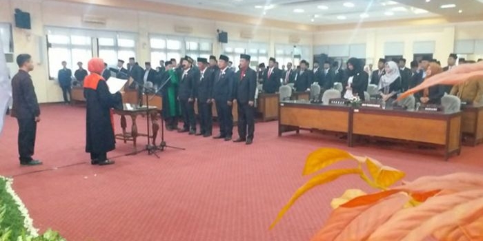 Keempat pimpinan yang diambil sumpahnya oleh Kepala Pengadilan Negeri Bangkalan.
