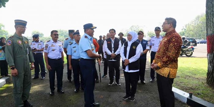 Gubernur Khofifah saat hendak melakukan penebaran benih melalui udara atau Aeroseeding di wilayah terdampak karhutla Arjuno-Welirang.