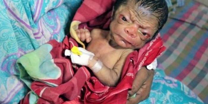 sang bayi, meski berwajah manula, namun membuat keluarga bahagia. foto: repro mirror.co.uk