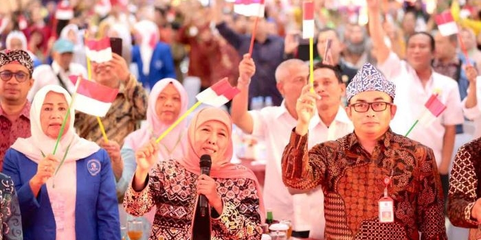 Gubernur Khofifah saat mengajak masyarakat di Bengkulu untuk menyanyikan lagu bendera.