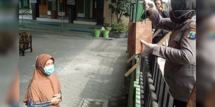 Petugas memberikan vitamin kepada warga Kelurahan Rembang yang menjalankan isolasi mandiri. 