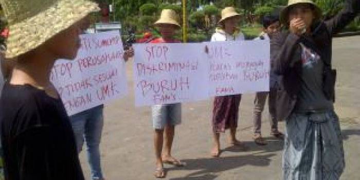 KRITISI UPAH-Aksi FAMS mengkritisi upah buruh PT Garam yang dibayar di bawah UMK di sela peringatan Hari Buruh 1 Mei, Kamis (1/5/2014). foto : ida okvinita/BangsaOnline