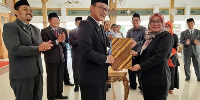 Bupati Ngawi Budi Sulistyono saat menyerahkan naskah perjanjian hibah daerah (NPHD) kepada Ketua KPU Ngawi Prima Aequina Sulistyanti.