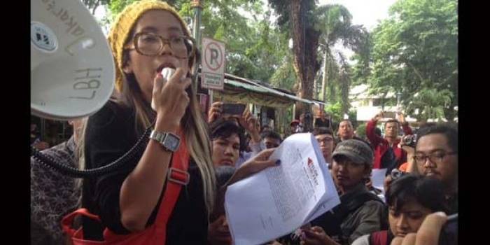 Dita Indah Sari, aktivis sekaligus perwakilan panitia Festival Belok Kiri saat membacakan keterangan persnya di Area Parkir Kawasan Taman Ismail Marzuki, Jakarta Pusat, Sabtu (27/02). foto: rakisa/ BANGSAONLINE