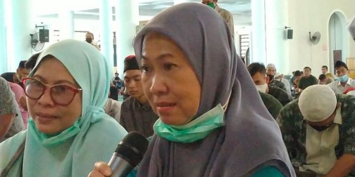 Erna Roswita yang sempat murtad pindah ke agama Hindu akhirnya berikrar dua kalimat syahadat karena hatinya berontak. Tampak saat ia dalam proses ikrar dua kaimat syahadat di Masjid Nasional Al Akbar Surabaya, Jumat (15/7/2022). Foto: mma/bangsaonline.com 