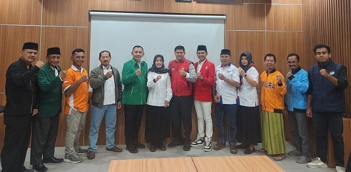 Bakal Calon Wakil Bupati Kediri bersama perwakilan 10 partai nonparlemen. Foto: Ist.