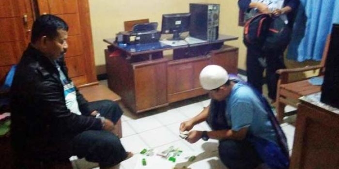 Suharto (duduk kiri) saat dikroscek dengan barang bukti yang disita petugas Polsek Bringin. foto: ZAINAL ABIDIN/ BANGSAONLINE