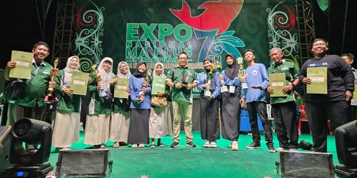 Kepala MAN 1 Tuban, H Ahmad Hudan Mabruri, bersama guru dan para siswa yang mengikuti ajang Expo Nasional MA Plus Keterampilan ke-7 di Kotawaringin.