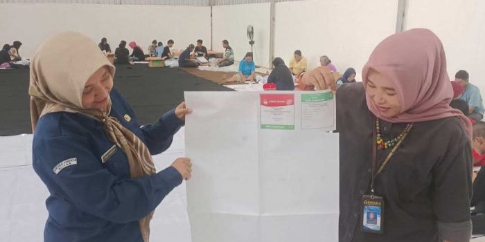 Salah satu surat suara rusak yang ditunjukkan oleh petugas Bawaslu Blitar.