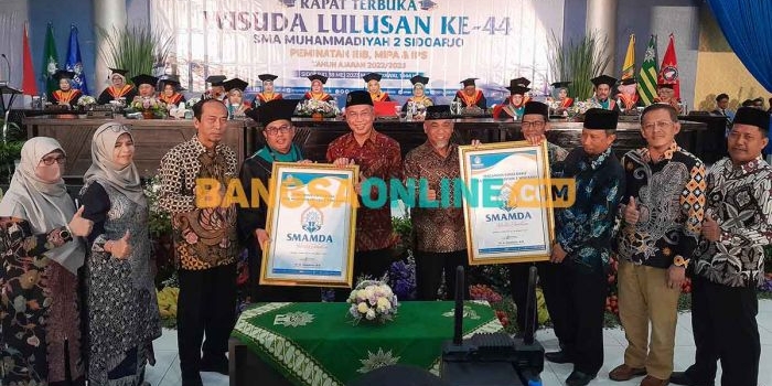 Launching logo baru Smamda Sidoarjo saat Wisuda Lulusan ke-44. Foto: MUSTAIN/BANGSAONLINE