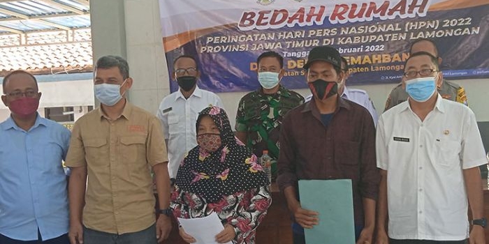 Penyerahan bantuan bedah rumah secara simbolis dari PWI Jatim dan PWI Lamongan di Balai Desa Dermolemahbang, Kecamatan Sarirejo.