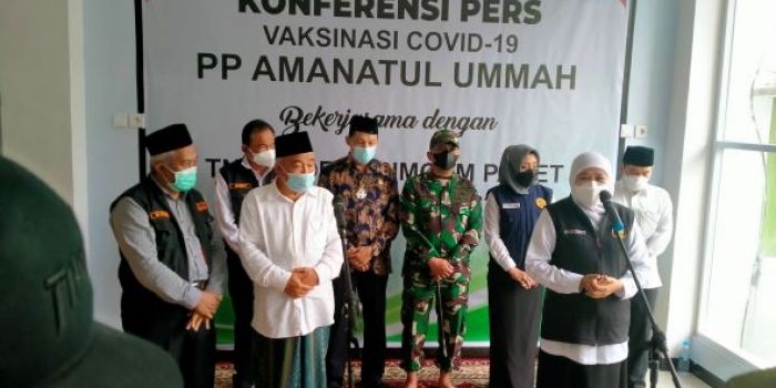 Gubernur Jawa Timur Khofifah Indar Parawansa saat konfrensi pers di kampus IKHAC didampingi Prof Dr KH Asep Saifuddin Chalim, MA dan para tokoh yang lain, Jumat (1/10/2021). Foto: MMA/ BANGSAONLINE.com