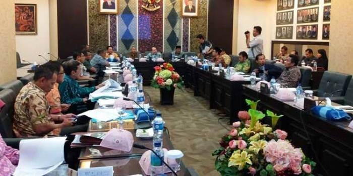 Hearing Komisi A DPRD Jawa Timur dengan Komisi Pemilihan Umum (KPU) Jatim membahas persiapan pilgub di ruang Banmus, kemarin.