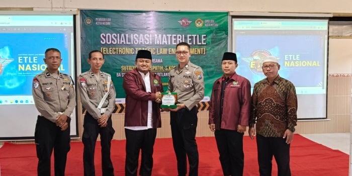 ratusan-pemuda-ldii-kota-kediri-ikuti-sosialisasi-etle-yang-diberikan-polisi
