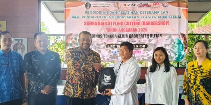 manfaatkan-dbhcht-delapan-perempuan-di-kabupaten-blitar-ikuti-pelatihan-barbershop