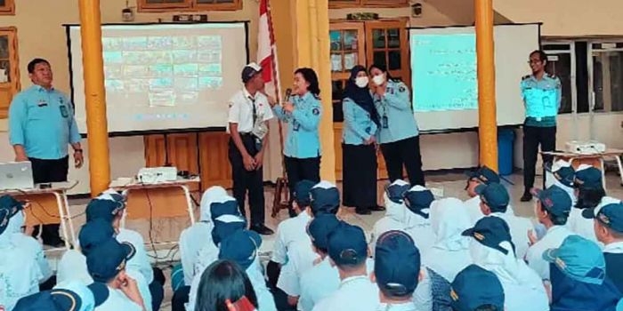 Tim Penyuluh Hukum Kanwil Kemenkumham Jatim saat menggelar sosialisasi untuk pelajar.