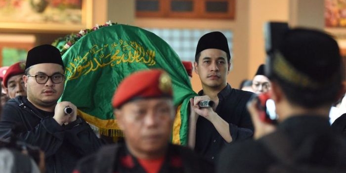 Terlihat Hanindhito Himawan Pramana ikut menggotong keranda jenazah Gus Sunoto