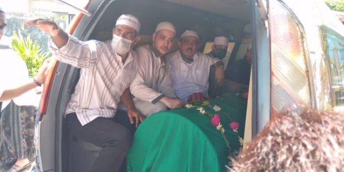 Jenazah ayahanda Riza Shahab saat tiba di rumah duka.