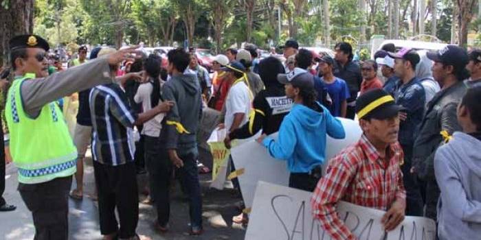 TOLAK - Aksi para jagal sapi saat melakukan unjuk rasa di gedung DPRD Sidoarjo. (khumaidi/BANGSAONLINE)