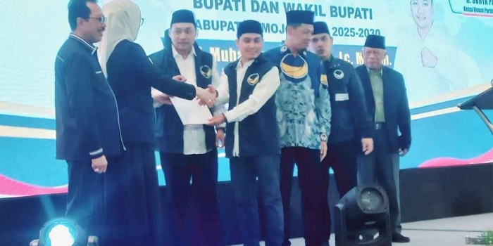 Gus Barra dan Rizal saat menerima rekom untuk maju Pilkada 2024 di Kabupaten Mojokerto dari NasDem.