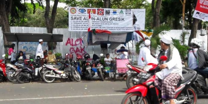 Alun-Alun Gresik yang sudah dipasangi pagar dari seng untuk persiapan revitalisasi. foto: SYUHUD/ BANGSAONLINE