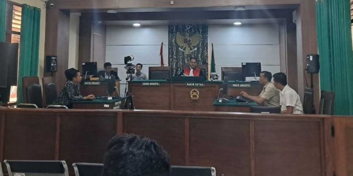 Suasana sidang gugatan praperadilan Polsek Merakurak yang diajukan Imam Santoso di Pengadilan Negeri Tuban.