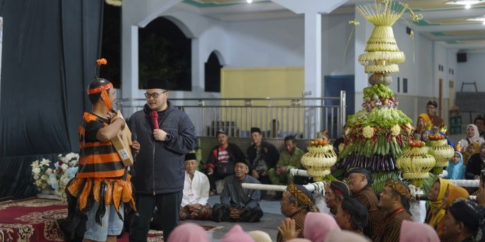 Bupati Kediri Hanindhito Himawan Pramana saat berdialog dan memberi hadiah kepada Ikhsan (dok. Ist)