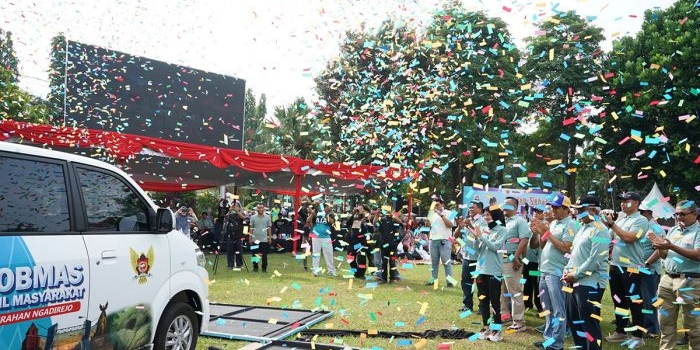 wali-kota-kediri-launching-mobil-layanan-publik-dan-ikuti-jalan-sehat-lkk